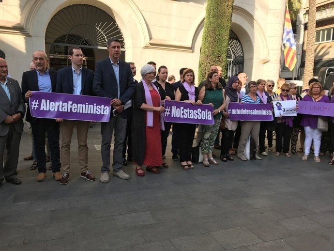 Concentració a Badalona després de la mort d'una dona a les mans de la seva pare