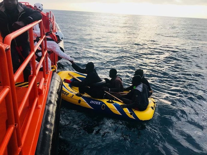 Menores rescatados de una patera
