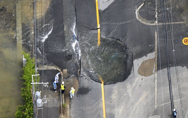 Daños causados por un terremoto de magnitud 6,1 en Osaka, Japón.