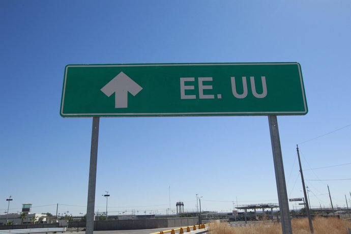 A sign directs motorists towards the United States Customs and Border Protection