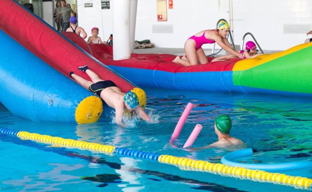 Niños jugando en una piscina dentro de la campaña 'No te juegues el cuello'