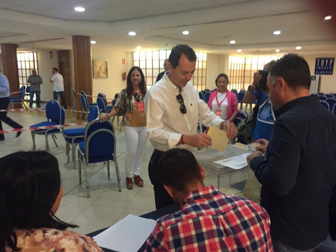 Juan Carlos Pérez Navas vota en las primarias para la Alcaldía de Almería