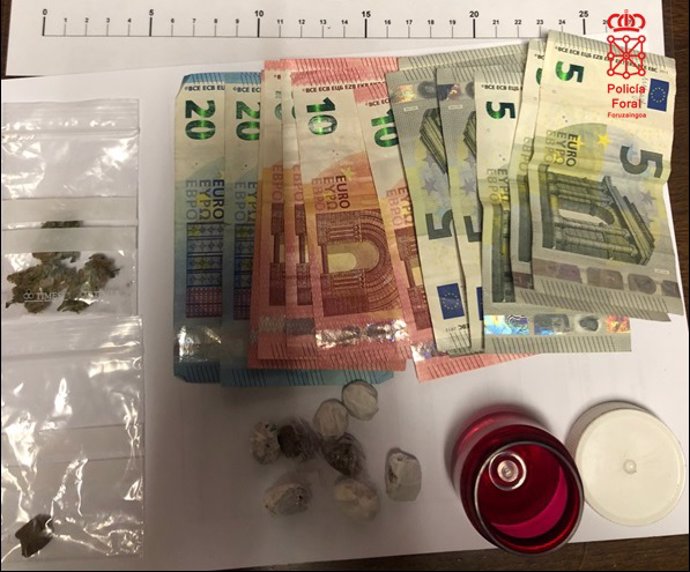 Parte de la droga y del dinero incautados por Policía Foral en Barañáin.