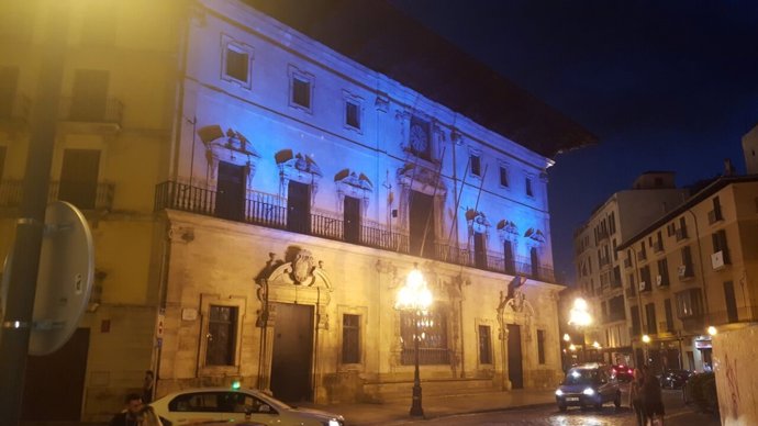 Fachada del Ayuntamiento de Palma iluminada de morado