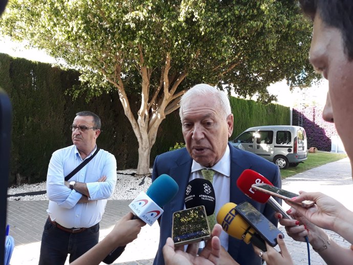 José Manuel García-Margallo atén els mitjans a Alacant