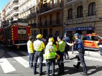 Ocho vecinos siguen aún confinados en el edificio de Madrid a la espera de ser desalojados por bomberos