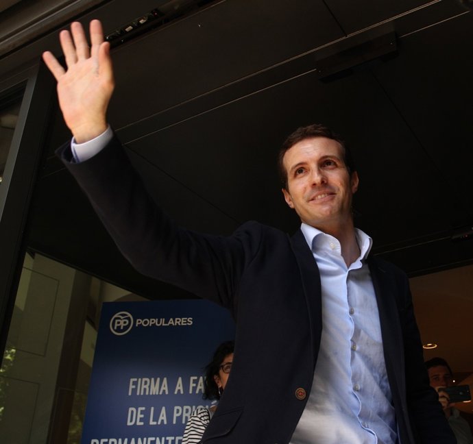 Pablo Casado atén als mitjans després d'anunciar la seva candidatura 