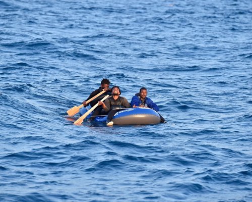 Migrantes rescatados de una patera en el Estrecho