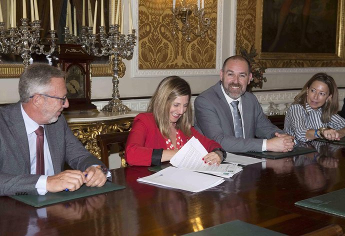 Irene García firma acuerdos con entidades financieras