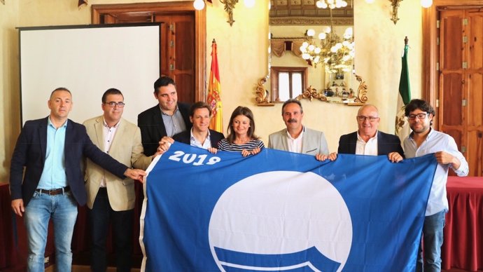 Los municipios reciben las banderas azules de sus playas