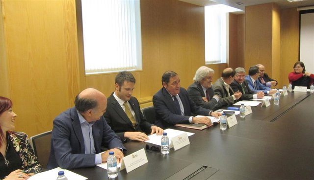 Firma del convenio para el control de la publicidad sanitaria