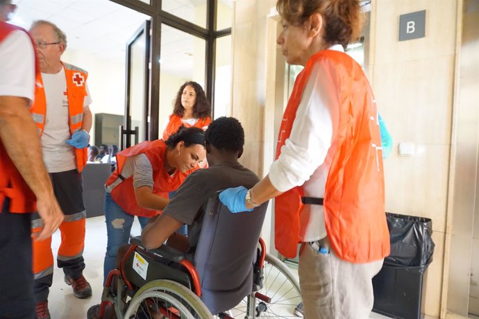 Np Fotos Cruz Roja Atiende En Las Primeras Horas De Las Personas Llegadas En El 