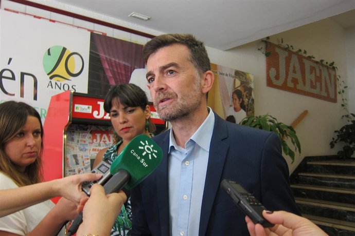 Antonio Maíllo atiende a los periodistas junto a Teresa Rodríguez.