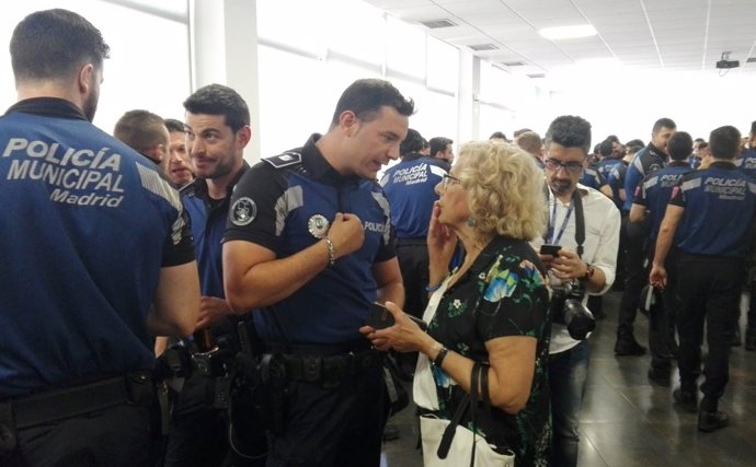 Carmena con agentes de Policía Municipal de Madrid