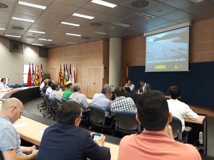 Asistentes a la jornada sobre el glaciar de La Maladeta celebrada hoy en la CHE