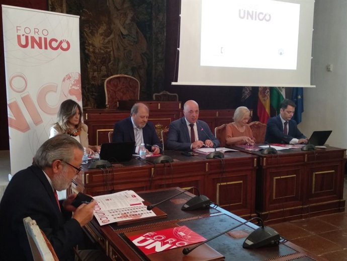 Antonio Ruiz (centro) preside el Consejo de Alcaldes