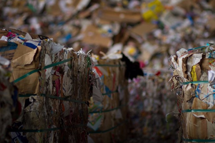 Montaña de papel y cartón, listo para reciclar