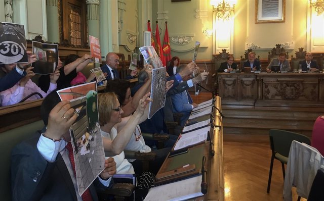 Los concejales del PP muestra fotos de gran tamaño en el Pleno. 19-6-2018