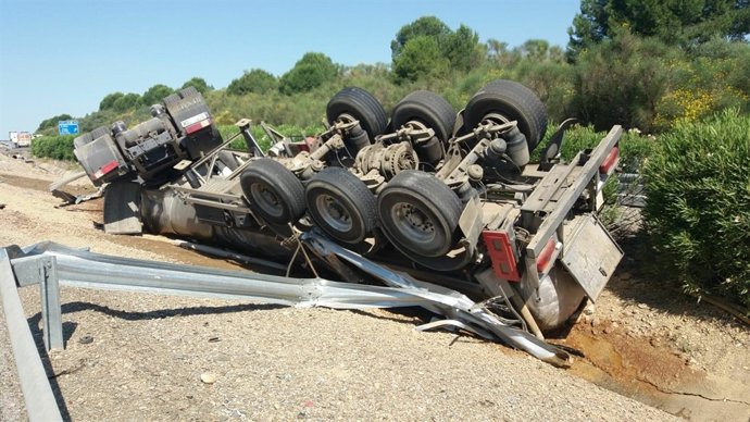 Camión volcado en la A-49, en Sevilla
