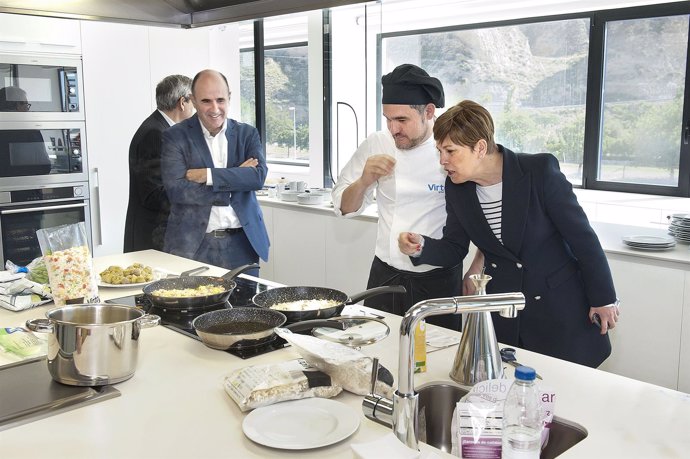 Barkos y Ayerdi durante la visita.