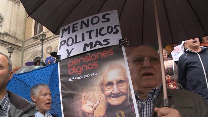 Concentración llevada a cabo por pensionistas frente al Ayuntamiento de Bilbao