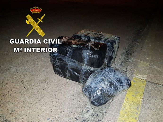 Fardos de hachís que venían a bordo de la patera rescatada en Lanzarote