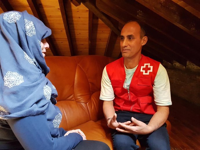 Personal de Cruz Roja atiende a un inmigrante
