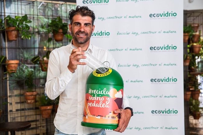 Óscar Pereiro, exciclista, en una campaña de Ecovidrio 