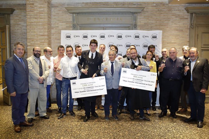 Foto de familia con los ganadores y participantes de este concurso sobre el cava