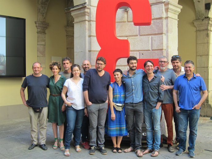   El Director Del Muntatge Oriol Broggi (Centre) amb la Resta D'Intèrprets