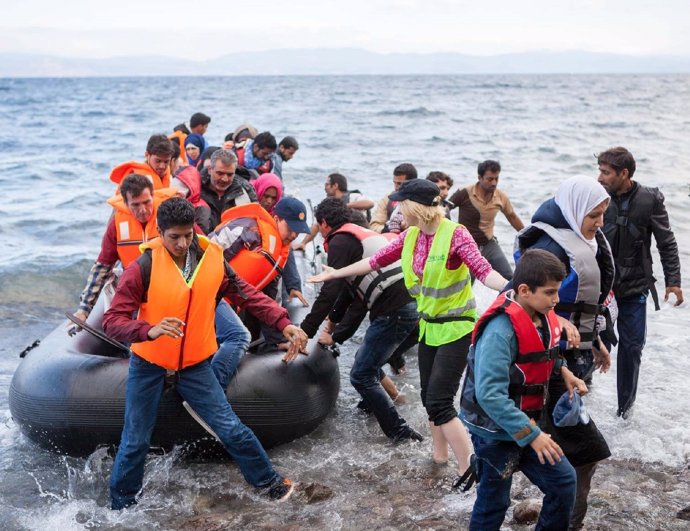Migrantes llegando en una barca hinchable