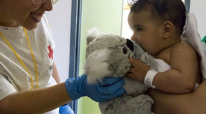 Np Fotos Cruz Roja Atiende En Las Primeras Horas De Las Personas Llegadas En El 