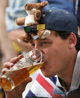 Un aficionado australiano disfruta de una cerveza en un partido del Mundial