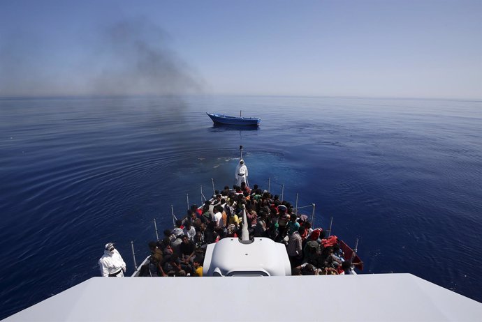 Rescate de migrantes en la costa de Sicilia, Italia 
