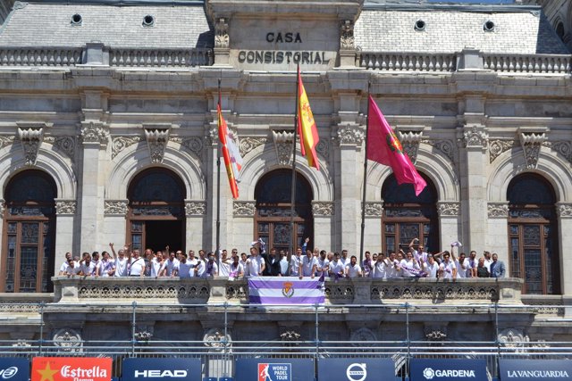 La plantilla del Real Valladolid, en el balcón del Ayuntamiento