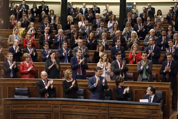 La bancada del PP en el Congreso aplaude a Rajoy