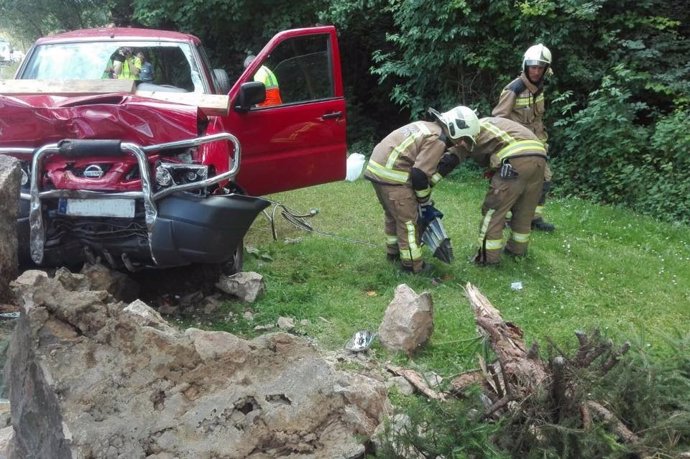 Rescate de un conductor herido en Oviedo