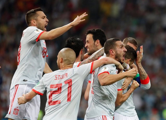 Los jugadores de la selección española celebran un gol ante Portugal