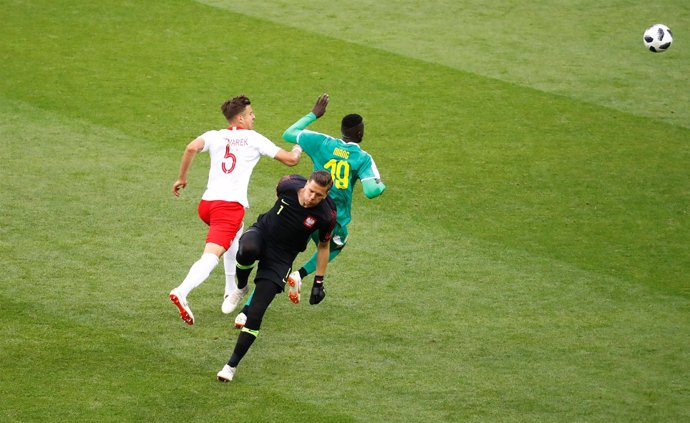 Niang aprovecha error de Bednarek y Szczesny para marcar en el Polonia-Senegal