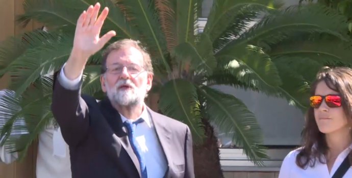 Mariano Rajoy, a la salida del restaurante en Santa Pola 