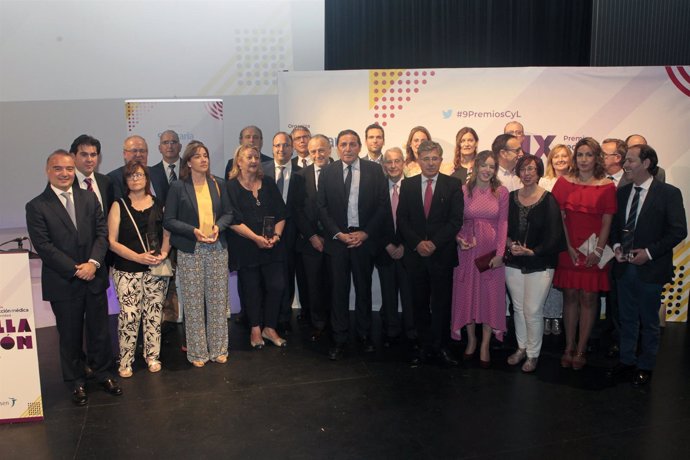 Foto de familia de los premiados. 