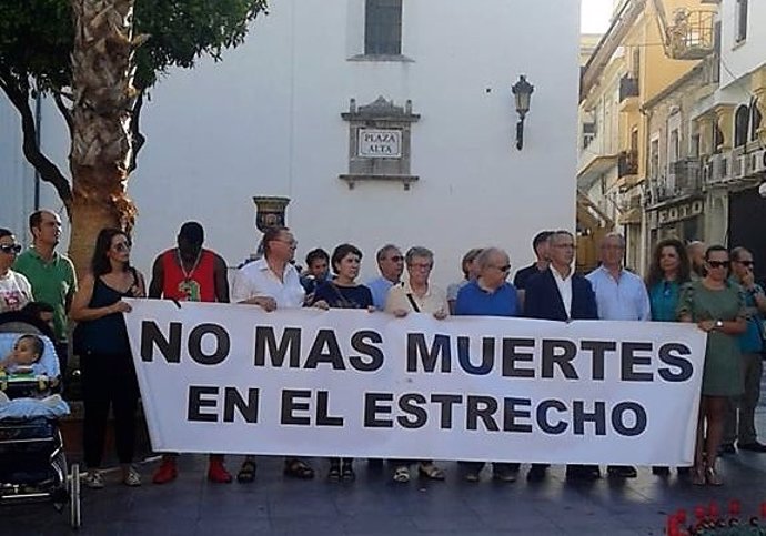Concentración contra las muertes de inmigrantes en el Estrecho en Algeciras