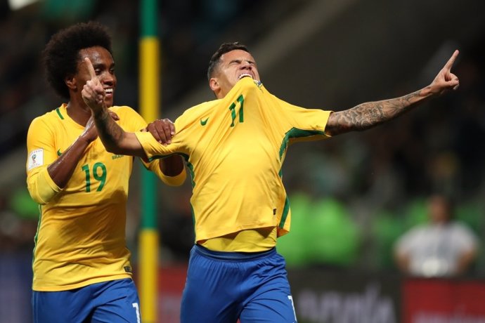 Coutinho y Willian celebran un gol de Brasil