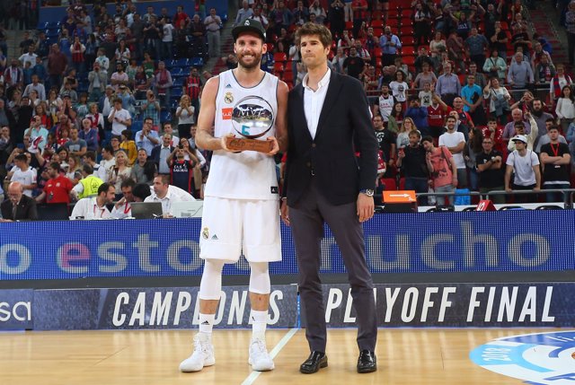 Rudy Fernández recibe el premio de MVP de la final de la Liga Endesa