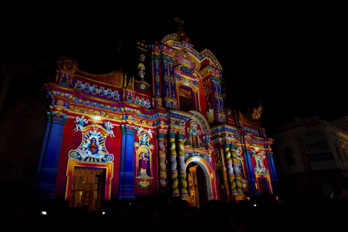 Iglesia de Quito iluminada durante el Festival de las Luces