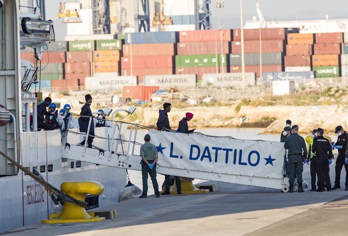 Immigrants desembarcant del Dattilo, de la flotilla de l'Aquarius