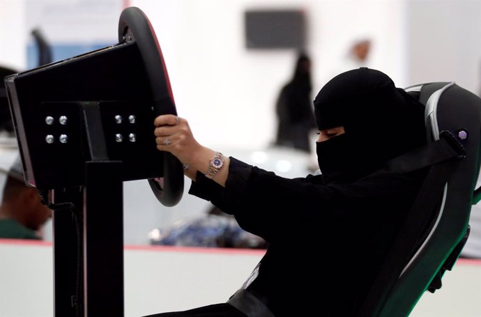 Una mujer saudí en un simulador de coche en Riad