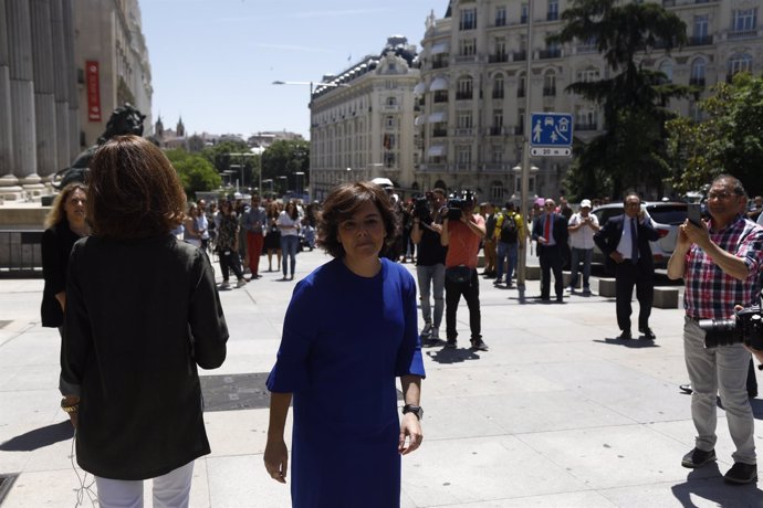 Soraya Sáenz de Santamaría atiende a los medios frente al Congreso
