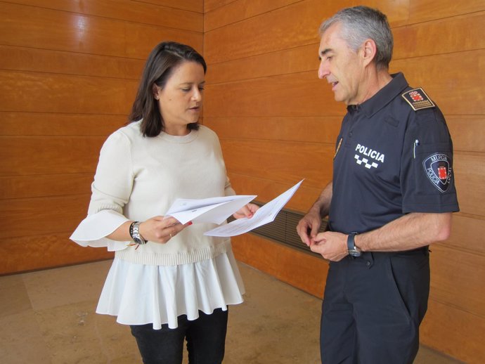 Lola Sánchez y el inspector jefe Policía Local                            
