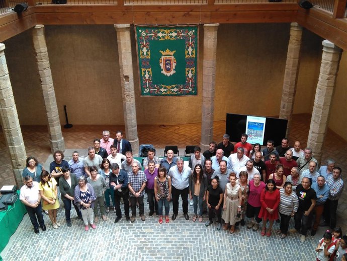 Asiron junto a miembros de las asociaciones en la presentación del programa